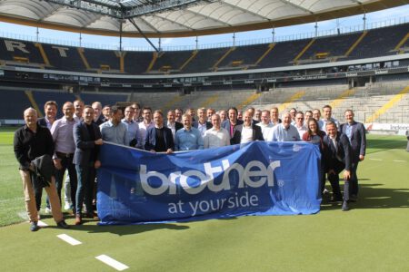 SPORT-SPEAKER-Didi-Hamann-Vortrag-Brother-Gruppenbild-im-Stadion